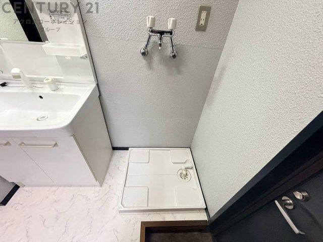 洗濯物の仕分け作業がしやすく、整理整頓が容易になります。洗濯音や湿気を他の部屋に持ち込まず、生活環境を快適に保ちます。上部を活用すれば収納スペースを確保でき洗剤や洗濯用品の整理もしやすくなります。
