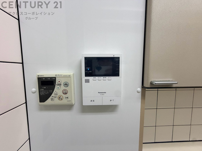 訪問者が来たときにテレビ画面で確認できるため、安心してドアを開けられます。録画機能があるものもあり、留守中に来訪者を記録しておくことができます。利便性が高く、セキュリティ面でも安心です。