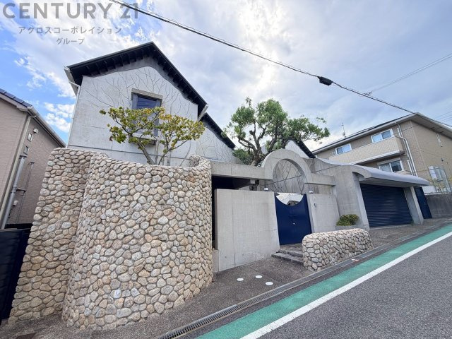 構造がRC造の2階建て（一部地下）のため、木造に比べて耐震性や遮音性、耐久性に優れています。