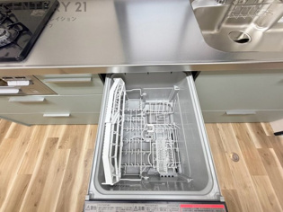 食器洗浄乾燥機は手洗いに比べて時間や労力を節約できます。また、高温のお湯で洗浄されるため、雑菌や細菌を殺菌する効果もあります。さらに、乾燥機能があるため、手で拭く手間も省け衛生的に保管できます。
