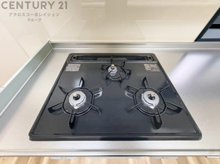 多数の調理器具を同時に使用でき、料理の効率化が可能。省エネで節約になり、様々な料理スタイルに適応できます。また、火力調整が独立しており、手入れや掃除もしやすく、今よりもっとお料理が楽しくなるかも。