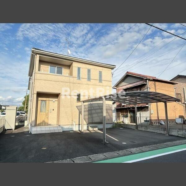 横山東茜屋ハウスの駐車場