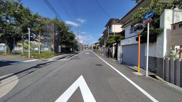 桜井１丁目　建築条件なし土地の前面道路含む現地写真|前面道路は約８ｍ