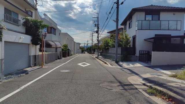桜井１丁目　建築条件なし土地の前面道路含む現地写真