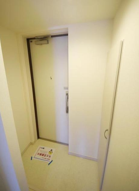 川口市西青木１丁目の賃貸マンションの玄関