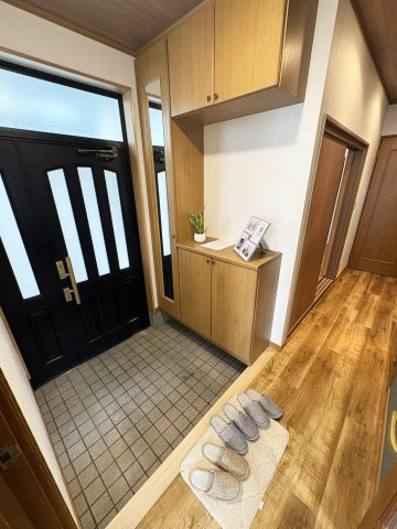 越谷市七左町中古戸建◆北東角地◆リフォーム済みの玄関