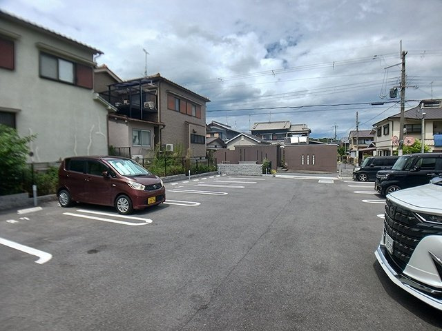 リヴ・シン・ファイブの駐車場