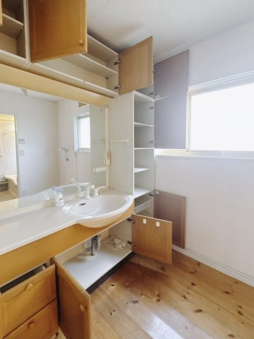 【中古戸建】太田市新道町の独立洗面台|■洗面室｜大きな鏡とたっぷり収納で朝の身支度もラクラク♪窓があるので換気の際も楽ちんです♪