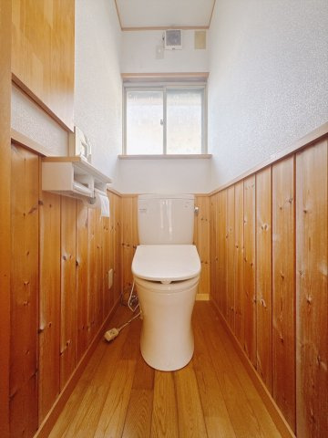 【中古戸建】太田市新道町のトイレ|■トイレ｜自然光が入る落ち着いた空間です。ついつい長居してしまいますね♪