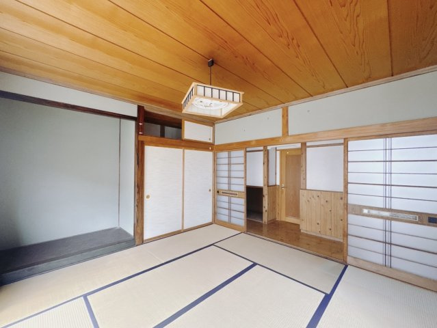 【中古戸建】太田市新道町の和室|■和室｜旅館のような趣を感じられる、くつろぎの住空間です。落ち着いた和の雰囲気が、日々の暮らしに癒しをもたらします♪和室でしか味わえない畳ならではの香りや素材で和のやすらぎを感じてください♪