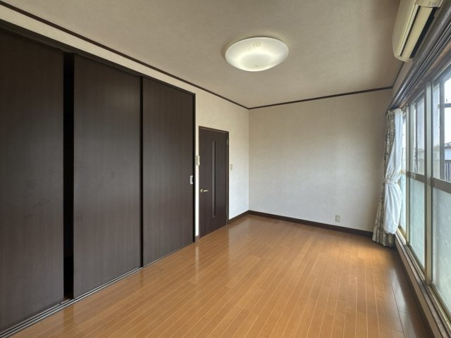 【中古戸建】太田市新道町の洋室|■洋室｜「今日も一日お疲れ様」とゆったりくつろげる寝室。毎日の家事やお仕事に疲れた日はフカフカのベットで癒されてください。テレビや本棚をおいても快適な広さなのが自慢のお部屋です♪