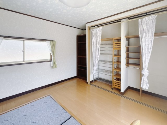 【中古戸建】太田市新道町の洋室|■洋室｜シンプルで使い勝手が良く、長く快適にお使いいただける空間です♪家具の配置がしやすく、お好みのレイアウトをお楽しみいただけます♪
