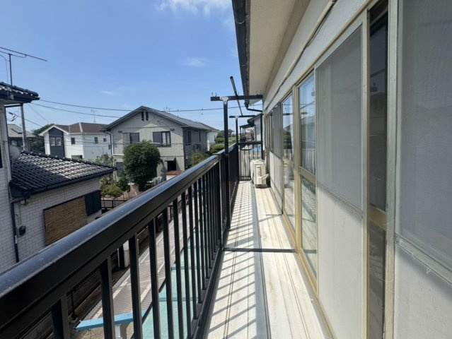 【中古戸建】太田市新道町のバルコニー|■バルコニー｜あたたかな陽のひかりを浴びることのできるバルコニー。お洗濯物やお布団を干せば、家族みんなが気持ちよく暮らすことができます(*^^*)