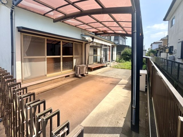 【中古戸建】太田市新道町の外観|■外観｜愛車を雨や雹、鳥の糞などから守ることができる嬉しいカーポート付き♪