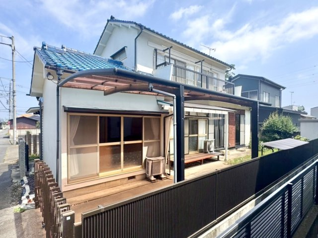 【中古戸建】太田市新道町の外観|■外観｜ちょっとしたガーデニングや家庭菜園を楽しめる庭スペースがあり、日々の暮らしに彩りをプラスしてくれます。