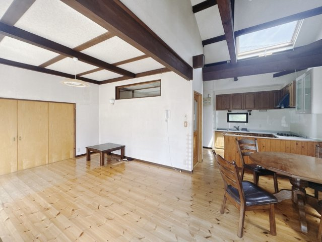 【中古戸建】太田市新道町の居間・リビング|■リビング｜家具が設置されていて、生活イメージがしやすくなっております(*＾＾*)大きなソファーやテーブルを置いてもゆとりのある空間です♪