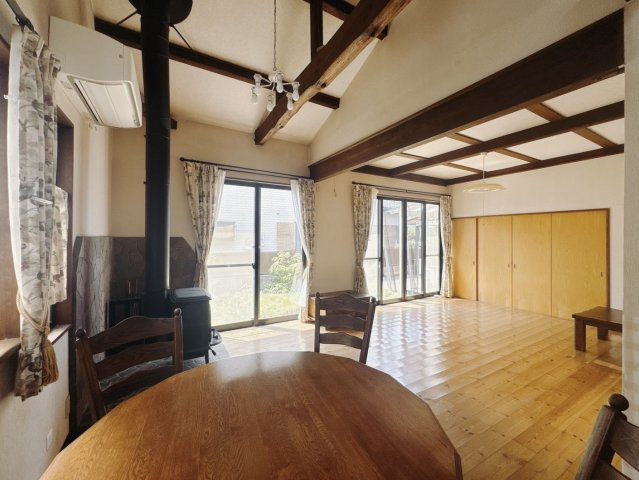 【中古戸建】太田市新道町の居間・リビング|■リビング｜時の流れと共に陽射しは装いを変え空間に新たな彩りを与えます。一日中家に居ても飽きることなく過ごすことができる素敵な空間です♪