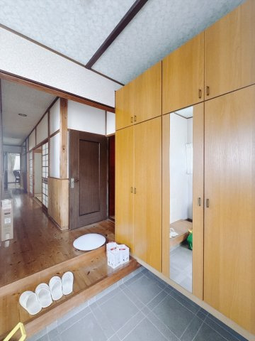 【中古戸建】太田市新道町の玄関|■玄関｜収納豊富な玄関♪全身ミラー付き収納もあり、お出かけ前の身だしなみチェックもバッチリです！