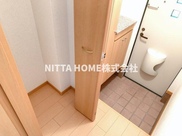 プラシード野中Ｂの玄関|玄関についている収納付きです＊