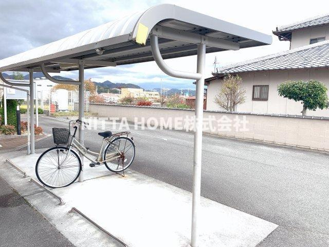 プラシード野中Ｂのエントランス|屋根付きの駐輪場は無料です★
