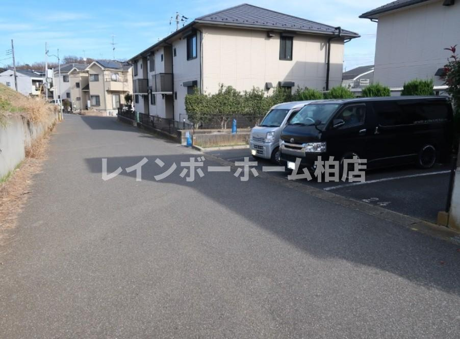 担当エリアのルームアドバイザーが直接対応いたしますの駐車場|車をお持ちの方に嬉しい駐車場付きの物件です