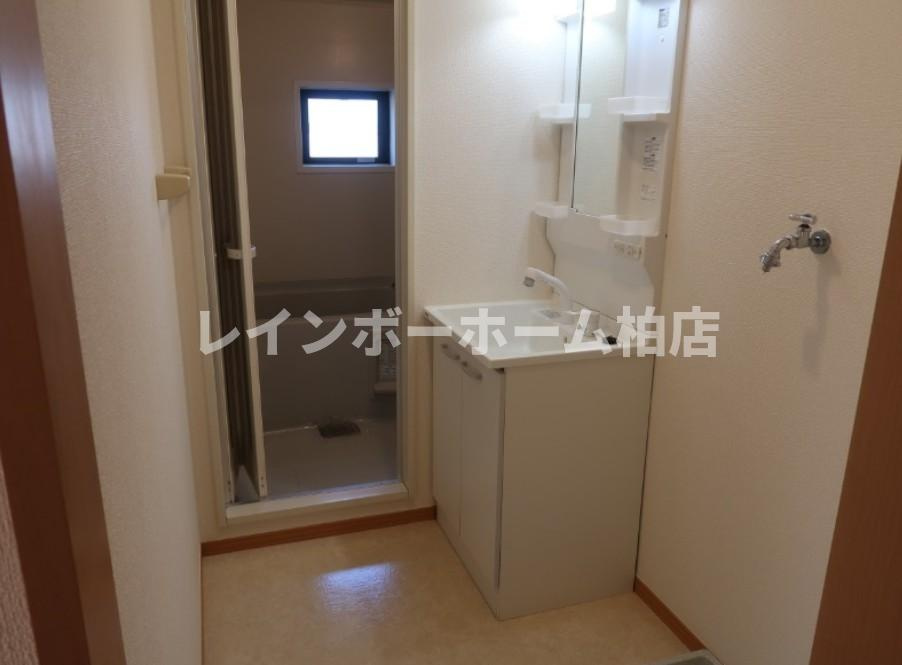 担当エリアのルームアドバイザーが直接対応いたしますの洗面所|脱衣スペースもあります