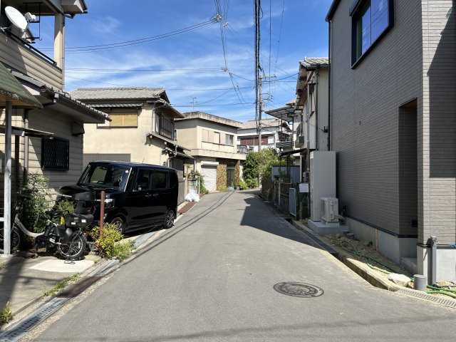 貝塚市王子　古家付き土地の前面道路含む現地写真