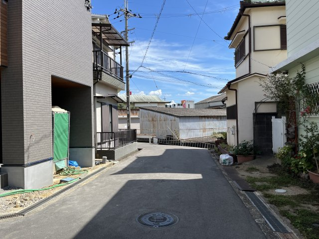 貝塚市王子　古家付き土地の前面道路含む現地写真