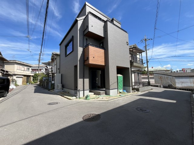 貝塚市王子　古家付き土地の前面道路含む現地写真