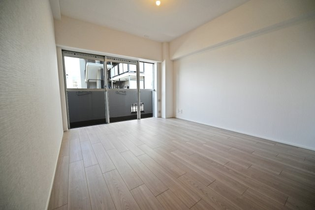北野ハイツの寝室|洋室約7.0帖
主寝室想定、バルコニーに面した明るいお部屋です。