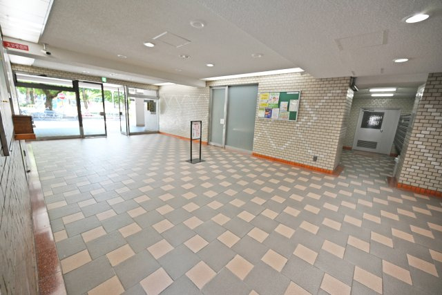 北野ハイツのエントランス|広いエントランス内の写真です。