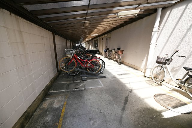北野ハイツの駐輪場|共用駐輪場。屋根付きなので大事な自転車を置くのも安心です。