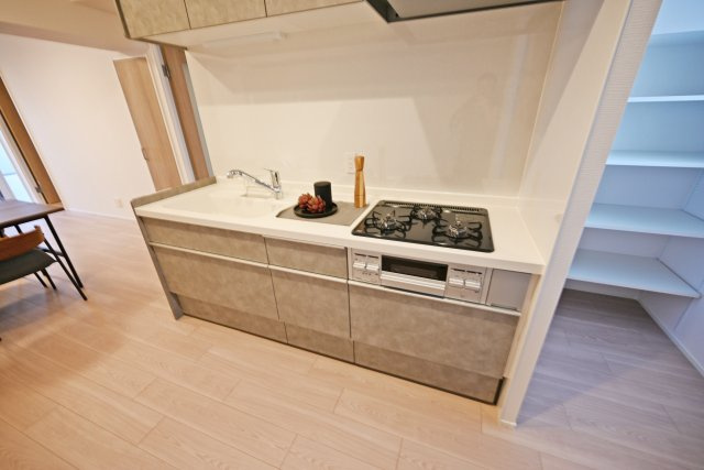 北野ハイツのキッチン|新調済みのキッチンは浄水器付。毎日飲むものだから気を付けたいものですね。