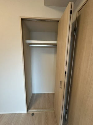 【収納】 | ユニ・アルス新大阪WEST | 約5.6帖洋室のクローゼット！全居室に収納が備わり、スッキリとした住まいを目指したい方にもピッタリ。