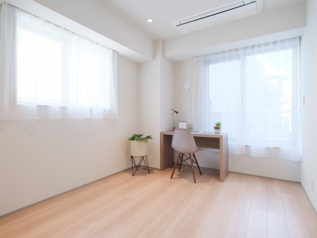 グランスイート神宮前の洋室|グランスイート神宮前：約６．１帖の洋室は２面採光のお部屋です！
