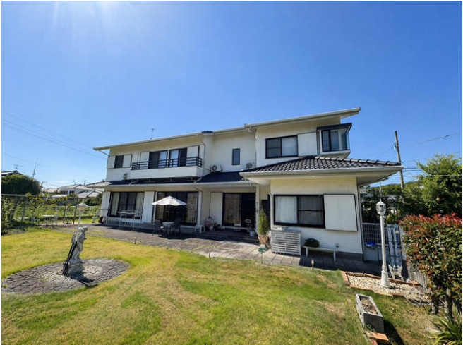 「広い庭を眺める5LDK」高知市仁井田　中古一戸建ての外観|広々とした芝生のお庭が目を惹く佇まいの外観☆自然と調和するゆとりの住環境が魅力です