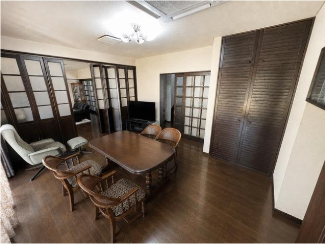 「広い庭を眺める5LDK」高知市仁井田　中古一戸建ての居間・リビング|開放感あふれるリビングは大きな窓から自然光がたっぷりと降り注ぎます☆ゆとりある広さで、家族や友人が集ってゆったりとくつろげる空間です