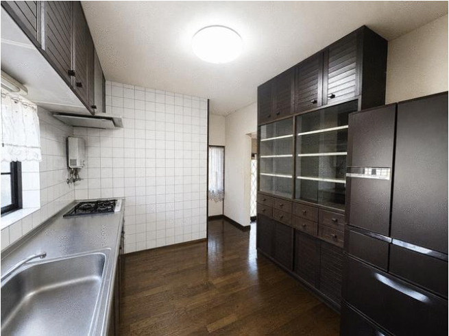 「広い庭を眺める5LDK」高知市仁井田　中古一戸建てのキッチン|大容量のカップボード付きで、食器や家電もすっきりと機能的に美しく収納できます