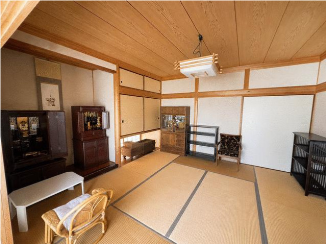 「広い庭を眺める5LDK」高知市仁井田　中古一戸建ての和室|木の温もりを感じる趣のある和室　床の間を備えた本格的な設えで、客間としてはもちろん、心安らぐくつろぎの場にも