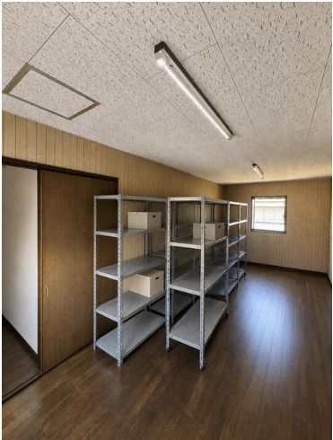 「広い庭を眺める5LDK」高知市仁井田　中古一戸建ての洋室|自在に使えるシンプルな洋室☆ラックを置いて大容量の収納スペースにしたり、季節のアイテムをまとめて保管する場所としても重宝します