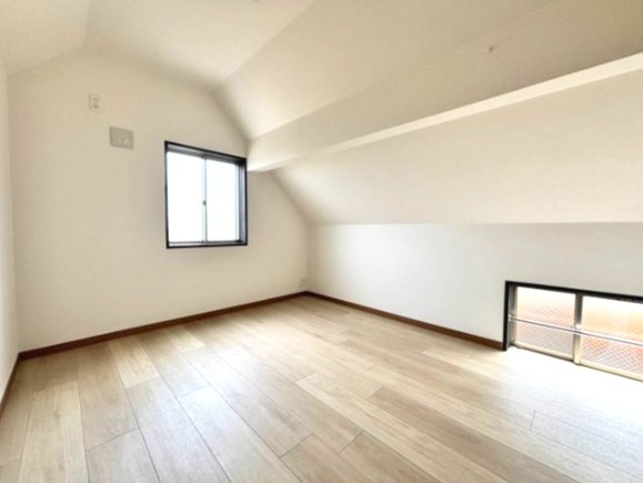 葛飾区奥戸9丁目オール電化売戸建の洋室|屋根形状を活かした個性的な空間が、毎日の暮らしにちょっとした特別感を。