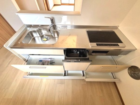 葛飾区奥戸9丁目オール電化売戸建のキッチン|食後の片付けは食洗機におまかせ。家事の負担を減らして、家族と過ごす時間にゆとりをプラス。