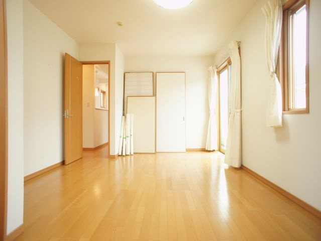 【寝室】 | 三幸町中古住宅1580 | 2階10.5帖洋間☆