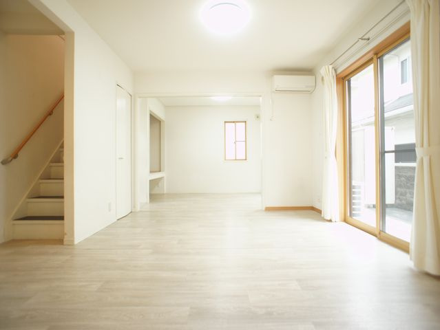 【居間・リビング】 | 三幸町中古住宅1580 | 快適に過ごせるエアコン付きです♪