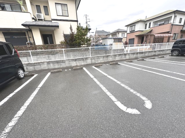 エレガントリヴの駐車場