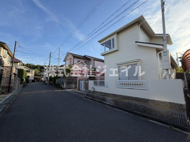リフォーム済み　松が枝町　中古戸建の前面道路含む現地写真