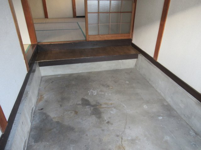 高町平屋の玄関