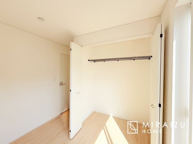 【寝室】 | 日当たりの良いお家は嬉しいですよね。それぞれ価値観が分かれる箇所です、実際に内覧して日当たりの心地よさをご体感下さいね♪