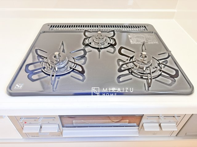 【キッチン】 | 収納力と機能性を備えたシステムキッチン。圧力鍋や大きなフライパンなどの調理器具から調味料など幅広く収納し、お料理のしやすいつくりになっています。
