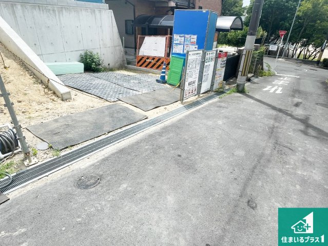 枚方市楠葉野田　第2期　新築一戸建ての前面道路含む現地写真|周辺は落ち着いた街並みの住宅地！子育てがしやすい住環境です！まだ未完成ですが、現地でしかわからない事もございます。是非一度ご覧ください。